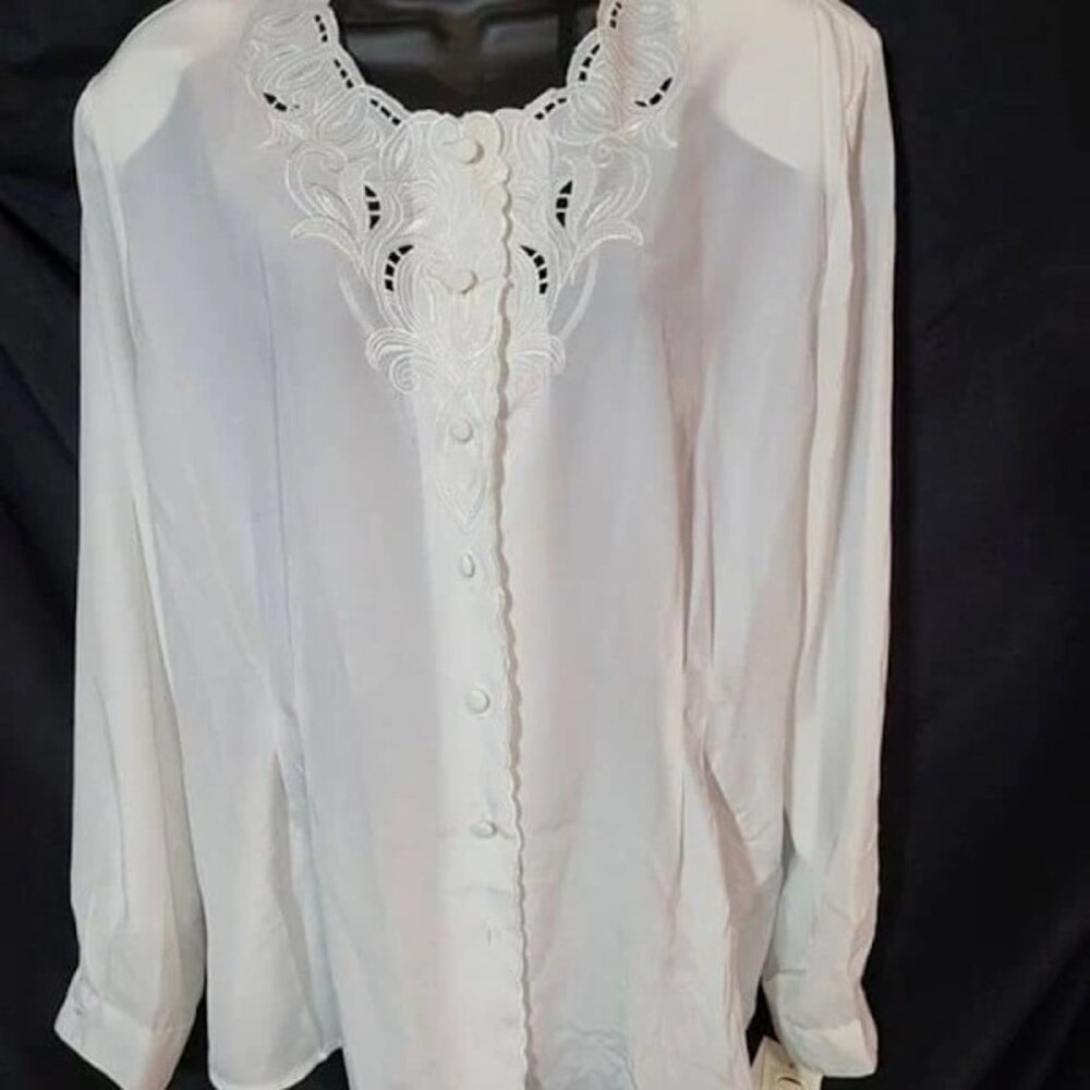 Christie & Jill Blouse Top Women Size 10 Embroidered Scalloped White Button Up - Picture 8 of 8